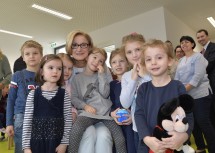 Landeshauptfrau Johanna Mikl-Leitner mit Kindern beim Rundgang nach dem Festakt.