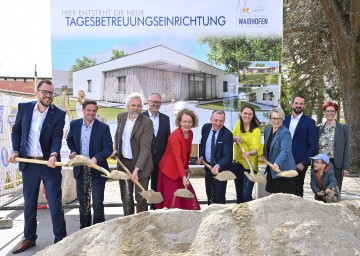 (v.l.n.r.): Christoph Österreicher, Architekt Reinhard Litschauer, Vizebürgermeister Martin Litschauer, Stadtamtsdirektor Rudolf Polt, Landesrätin Christiane Teschl-Hofmeister, Bürgermeister Josef Ramharter, Bundesrätin Viktoria Hutter, Bezirkshauptfrau Manuela Herzog, Stadtrat Markus Loydolt, Kindergarteninspektorin Bettina Bacher mit Simon