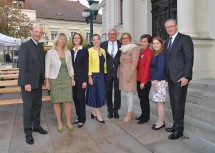 Landeshauptfrau Johanna Mikl-Leitner (4. v. r.), Landesamtsdirektor Werner Trock (1. v. r.), Bezirkshauptmann Andreas Riemer (1. v. l.) und Gemeindebund-Präsident Alfred Riedl (m.) mit Mitarbeiterinnen der Bezirkshauptmannschaft Tulln.