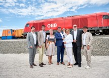 Kurt Bernegger jun., LH-Stellvertreter Udo Landbauer, Bürgermeisterin Magdalena Batoha, Kurt Bernegger mit Enkel Theo, Landeshauptfrau Johanna Mikl-Leitner, ÖBB-Vorstandsvorsitzender Andreas Matthä und Landtagsabgeordneter Christian Gepp bei der Eröffnung des neuen Bernegger-Standortes in Leobendorf (v.l.n.r.).