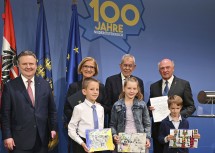 Befüllten die Zeitkapsel: Bürgermeister Michael Ludwig, Landeshauptfrau Johanna Mikl-Leitner, Bundespräsident Alexander Van der Bellen und Landeshauptmann a. D. Erwin Pröll mit den Volksschulkindern Moritz Fellner, Carolina Flegaritsch und Klemens Kasser (von links nach rechts).