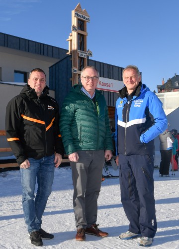 Die neue Schneemesslatte am Hochkar zeigt, wie hoch der Schnee im Jänner 2019 lag. Im Bild von links nach rechts: Hochkar-Bergbahnen-Geschäftsführer Rainer Rohregger, LH-Stellvertreter Stephan Pernkopf und Göstlings Bürgermeister Fritz Fahrnberger 