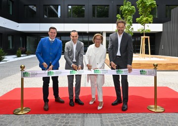 (v.l.n.r.) Abgeordneter zum NÖ Landtag Christoph Kaufmann, ISTA Managing Director Georg Schneider, Landeshauptfrau Johanna Mikl-Leitner und ISTA Präsident Martin Hetzer bei der Eröffnung des neuen Moonstone Buildings in Klosterneuburg.