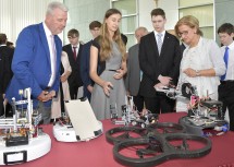 Viktoria Zach und Christian Lurger (Mitte, v.l.n.r.) erklärten Bürgermeister und Klubobmann Klaus Schneeberger sowie Landeshauptfrau Johanna Mikl-Leitner die Funktionsweise der Geräte.