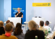 Landeshauptfrau Johanna Mikl-Leitner am Podium des Künstlervernetzungstreffens im Kunsthaus Horn.