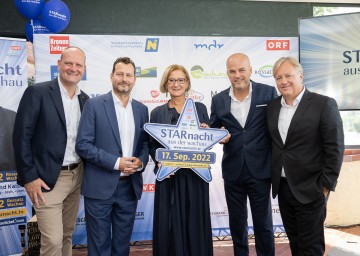 Michael Battisti (ORF NÖ), Alexander Hofer (ORF 2), Landeshauptfrau Johanna Mikl-Leitner, Veranstalter Martin Ramusch (ip/media) und Harald Kräuter (ORF) bei der heutigen Pressekonferenz zur zehnten Starnacht aus der Wachau (v.l.n.r.).