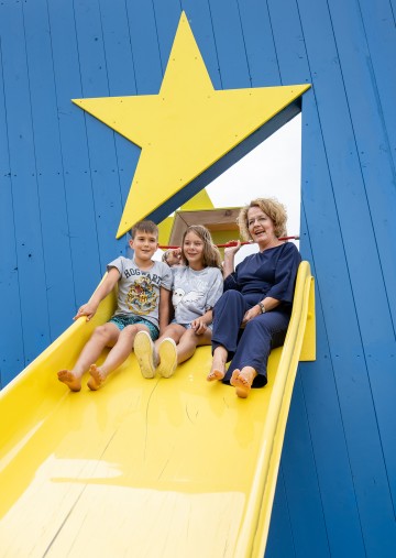 Familien-Landesrätin Christiane Teschl-Hofmeister mit Paul und Amelie am Spielplatz in Absdorf