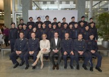 Gruppenfoto der Angelobung des Polizei-Ausbildungslehrgangs „Y-PGA54-17-A-N“ mit Landespolizeidirektor Konrad Kogler, Landeshauptfrau Johanna Mikl-Leitner, Sektionschef Michael Kloibmüller vom Innenministerium, Landespolizeidirektor-Stellvertreter Franz Popp und Arthur Reis, Leiter des Bildungszentrums Traiskirchen (erste Reihe, ab Zweitem v.l.n.r.)