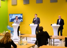 Tourismuslandesrat Jochen Danninger (mitte) stellte bei der Pressekonferenz das Wintertourismus-Konzept für die NÖ-Skigebiete vor.