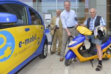 Umwelt-Landesrat Dr. Stephan Pernkopf beim Praxistest der E-Mobilität.