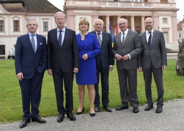 Am zweiten Veranstaltungstag des Europa-Forum Wachau: Mag. Wilhelm Molterer, Geschäftsführender Direktor des Europäischen Fonds für Strategische Investitionen, Dr. Reinhold Mitterlehner, Vizekanzler und Bundesminister für Wissenschaft, Forschung und Wirtschaft, Landesrätin Mag. Barbara Schwarz, Präsidentin des Europa-Forum Wachau, der ehemalige Präsident und Premierminister der Tschechischen Republik Prof. Dr. Václav Klaus, Landeshauptmann Dr. Erwin Pröll und Franz-Josef Lersch-Mense, Minister für Bundesangelegenheiten, Europa und Medien des Landes Nordrhein-Westfalen und Chef der Staatskanzlei. (v.l.n.r.)