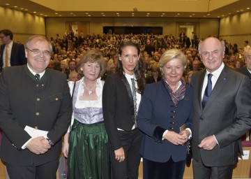 Im Bild von links nach rechts: Justizminister Dr. Wolfgang Brandstetter mit Gattin Christine, Maria Köstlinger, Elisabeth Pröll und Landeshauptmann Dr. Erwin Pröll.