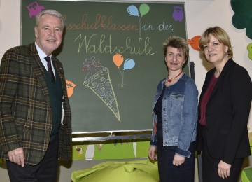 Die Waldschule in Wiener Neustadt wird zur inklusiven Schule für alle Kinder. Im Bild von links nach rechts: Bürgermeister Mag. Klaus Schneeberger, Direktorin Astrid Leeb und Landesrätin Mag. Barbara Schwarz