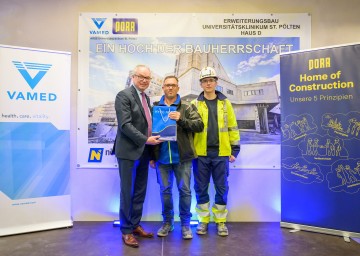 (v.l.n.r.) LH-Stellvertreter Dr. Stephan Pernkopf, Paul Sabadis (Hauptpolier) und Tobias Rath (jüngster Lehrling)