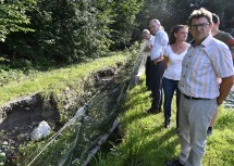 Besichtigung der Schäden in Raach am Hochgebirge mit LH-Stellvertreter Stephan Pernkopf und Landtagsabgeordnetem Hermann Hauer (im Hintergrund).