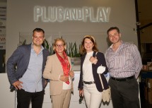 „Plug and Play“-Vertreter Amir Amidi (1. v. r.) und Johannes Rott (1. v. l.) mit Landeshauptfrau Johanna Mikl-Leitner (2. v. l.) und Flughafen-Aufsichtsrätin Susanne Höllinger (2. v. r.).