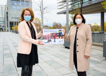 Familien-Landesrätin Christiane Teschl-Hofmeister freut sich mit Christa Wohlmuth (Inhaberin Juwelier Hasenzagl) über die Aktion „Winterfit mit dem NÖ Familienpass“