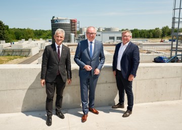 Geschäftsführer Josef Braunshofer, LH-Stellvertreter Stephan Pernkopf und Obmann Stefan Lindner bei der Besichtigung der neuen Abwasserreinigungs- und Biogas-Anlage der Berglandmilch in Aschbach-Markt. (v.l.n.r.)