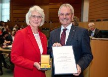 „Das große goldene Ehrenzeichen für Verdienste um das Bundesland Niederösterreich“ erhielt u.a. Beate Raabe-Schasching, Abgeordnete zum Nationalrat a.D., ehem. Vizepräsidentin des NÖ Landesschulrates und ehem. Vorsitzende des Hochschulrates der Pädagogischen Hochschule Niederösterreich.
