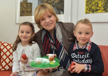 Lara Koppensteiner, Landesrätin Mag. Barbara Schwarz und Marc Leimer freuen sich auf das bevorstehende Osterfest. (v.l.n.r.)