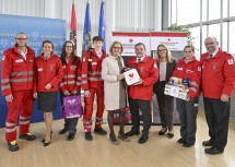 (v.l.) Christian Pöcklhofer, stv. Landesgeschäftsführerin Andrea Winter, Anita Bierbaumer (Gesundheits- u. Sozialdienst), Fabian Koch (Freiwilliges Soziales Jahr), Landeshauptfrau Johanna Mikl-Leitner, Rot Kreuz Präsident Hans Ebner, Landesrätin Ulrike Königsberger-Ludwig, Tina Kreiner (Gesundheits- u. Sozialdienst) und Landesgeschäftsführer Thomas Wallisch.