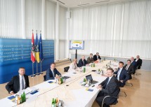„Wirtschaft und Arbeit im Dialog“: Links, von vorne: Christoph Schneider, Leiter der Abteilung Wirtschafts- und Handelspolitik der WKO, Wirtschafts-Landesrat Jochen Danninger, Landeshauptfrau Johanna Mikl-Leitner, Arbeitsmarkt-Landesrat Martin Eichtinger, IV NÖ-Präsident Thomas Salzer und Jürgen Haberl, Leiter der Lehrlingsausbildung bei den ÖBB, sowie rechts, von vorne: Christian Helmenstein, Leiter des Economica Instituts für Wirtschaftsforschung, AMS NÖ-Landesgeschäftsführer Sven Hergovich, WKNÖ-Präsident Wolfgang Ecker, AK NÖ-Präsident Markus Wieser und Unternehmer Andreas Kandioler.