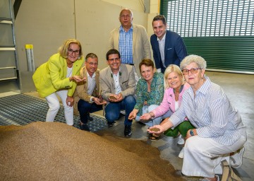 Landeshauptfrau Johanna Mikl-Leitner, Waldland-Geschäftsführer Franz Tiefenbacher, Landwirtschaftskammer NÖ Vizepräsident Lorenz Mayr, Obmann Waldviertler Sonderkulturenverein Robert Haidl, Landwirtschaftskammer NÖ Vizepräsidentin Andrea Wagner, Nationalrat Lukas Brandweiner, Bundesministerin Klaudia Tanner und Agnes Schierhuber bei der Eröffnung der neuen Körnerübernahme (v.l.n.r.).