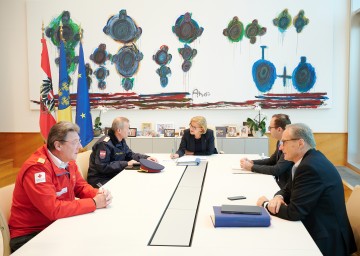 Landeshauptfrau Johanna Mikl-Leitner (m.) mit Rot-Kreuz-Präsident Josef Schmoll, Landespolizeidirektor Franz Popp, Büroleiter Manfred Pernsteiner und Landesamtsdirektor Werner Trock (v. l. n. r.).