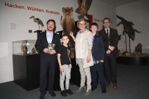 Geschäftsführer Matthias Pacher, Landeshauptfrau Johanna Mikl-Leitner und Erich Steiner, wissenschaftlicher Leiter des Hauses für Natur, bei der Eröffnung der Ausstellung „Stechen. Kratzen. Beißen. Mit den Waffen der Natur“ im Haus für Natur im Museum Niederösterreich in St. Pölten (v.l.n.r.)