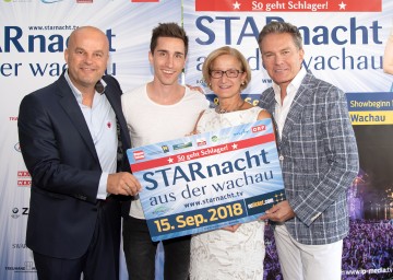 Freuen sich auf die "Starnacht aus der Wachau" im September: Martin Ramusch von ip media, Luke Andrews, Landeshauptfrau Johanna Mikl-Leitner und Moderator Alfons Haider (v.l.n.r.)
