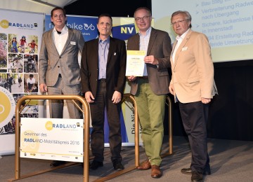 RADLand Infrastrukturpreis für die Gemeinde Neunkirchen: Umweltgemeinderat DI Christian Humhal, Vizebürgermeister Mag. Martin Fasan, Umwelt-Landesrat Dr. Stephan Pernkopf und Bürgermeister Kommerzialrat Herbert Osterbauer. (v.l.n.r.)