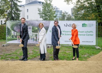 Im Bild von links nach rechts: ISTA- Präsident Martin Hetzer, Landeshauptfrau Johanna Mikl-Leitner, Bundesminister Martin Polaschek und die Vizepräsidentin für Wissenschaftsvermittlung des ISTA, Gaia Novarino.