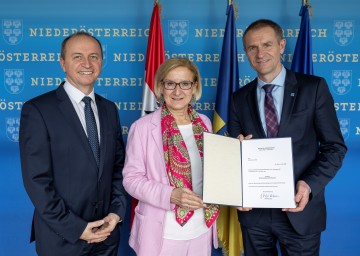 Bei der Dekretübergabe: Vorstand Mag. Mag. Konrad Kogler, Landeshauptfrau Johanna Mikl-Leitner und der neue Vorstand DI Alfred Zens, MBA