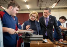 Landeshauptfrau Johanna Mikl-Leitner und Bundesminister Peter Hanke beim Rundgang durch die Lehrwerkstätte.