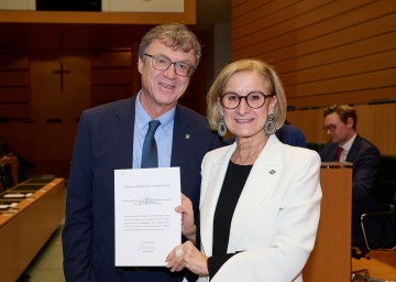 Landeshauptfrau Johanna Mikl-Leitner mit DI Harald Hofmann, Leiter der Gruppe Wasser a. D. beim Amt der NÖ Landesregierung, der die Dankesworte für die in den Ruhestand Verabschiedeten sprach.