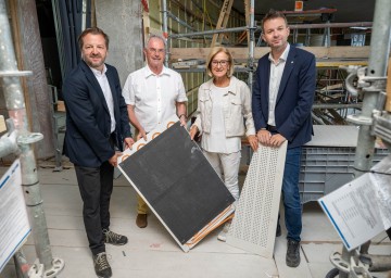 Landtagsdirektor Thomas Obernosterer, Landtagspräsident Karl Wilfing, Landeshauptfrau Johanna Mikl-Leitner und Abteilungsleiter Christoph Reiter (LAD3 - Gebäude- und Liegenschaftsmanagement) beim Baustellenrundgang (v.l.n.r.).