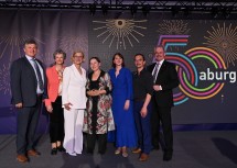 Geschäftsführer Erwin Klissenbauer, Generaldirektorin Sabine Haag, Landeshauptfrau Johanna Mikl-Leitner, Rektorin Petra Schaper-Rinkel, Direktorin Veronika Sandbichler, Autor Tobias Roth und Landtagspräsident Karl Wilfing (v.l.n.r.)