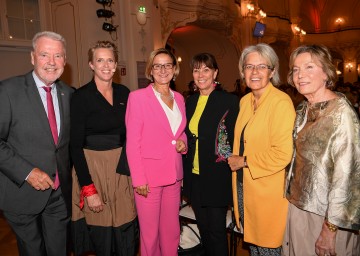 Bürgermeister Klaus Schneeberger, Vera Sares, Obfrau von „Frau in der Wirtschaft“, Landeshauptfrau Johanna Mikl-Leitner, Wirtschaftskammer-Vizepräsidentin Martha Schultz, Landesrätin Petra Bohuslav und NÖ-Wirtschaftskammer-Präsidentin Sonja Zwazl (v.l.n.r.) nahmen am 42. Unternehmerinnenforum in Wiener Neustadt teil.