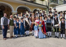 Vor dem Start des traditionellen Festumzuges beim Spitzer Marillenkirtag: Landeshauptfrau Johanna Mikl-Leitner mit König Marillus, Königin Aprikosia, Bürgermeister Andreas Nunzer und Tourismusvereinsobmann Ewald Stierschneider (li. außen) sowie der Trachtenkapelle Spitz, die den Umzug und das Fest musikalisch gestaltete.
