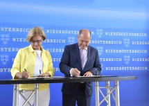 Landeshauptfrau Johanna Mikl-Leitner und Innenminister Wolfgang Sobotka bei der Unterzeichnung des Sicherheitspaktes (v.l.n.r.)