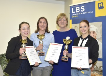 Auszeichnung: Stephanie Rosenbauch (3. Platz, Café-Konditorei Winter GmbH, Götzendorf/Leitha), Stephanie Fasching (1. Platz, Herwig Gasser GmbH, Baden), Landesrätin Mag. Barbara Schwarz und Claudia Zellhofer (2. Platz, Bäckerei Riesenhuber Gesellschaft m.b.H., Neufurth). (v.l.n.r.)