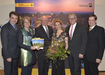 \"Kulturfrühling\" in Niederösterreich: Moderator Christoph Wagner-Trenkwitz, Landesrätin Dr. Petra Bohuslav, Landeshauptmann Dr. Erwin Pröll, Sopranistin Daniela Fally, der Geschäftsführer der Tourismus Marketing Brandenburg GmbH Dieter Hütte und NÖ Werbung-Geschäftsführer Prof. Christoph Madl (v.l.n.r.)