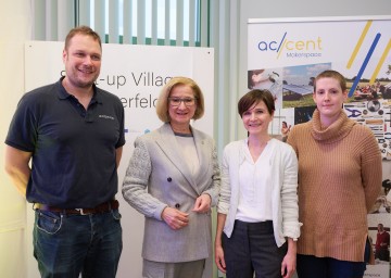 (v.l.n.r.) Ensemo-Gründer Nikolaus Pfaffenbichler, Landeshauptfrau Johanna Mikl-Leitner, Ensemo-Gründerin Birgit Mitter und Hannah Wolf, Laborleitung Ensemo.