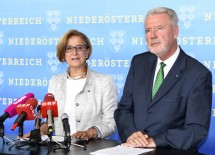 Landeshauptfrau Johanna Mikl-Leitner und Klubobmann Klaus Schneeberger informierten über das Demokratiepaket (v.l.n.r.)