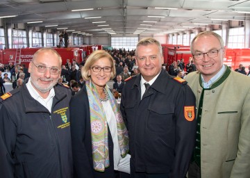 Eröffnung des neuen Container-Terminals auf dem Areal des NÖ Feuerwehr- und Sicherheitszentrums in Tulln: Pater Stephan Holpfer, Landeshauptfrau Johanna Mikl-Leitner, Landesfeuerwehrkommandant Dietmar Fahrafellner und LH-Stellvertreter Stephan Pernkopf (v.l.n.r.)