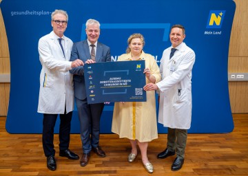 Informierten über die roboterassistierte Chirurgie in Mistelbach (v.l.n.r.): Ärztlicher Direktor Landesklinikum Mistelbach-Gänserndorf, Prim. Dr. Ronald Zwrtek, MBA, MAS, Landesrat Anton Kasser, Vorständin der NÖ Landesgesundheitsagentur, Elisabeth Bräutigam und Projektleiter Prim. Priv.-Doz. Dr. Florian Wimpissinger