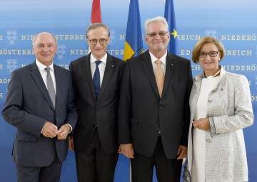 Verabschiedung des ehemaligen und Begrüßung des neuen Landesamtsdirektors: Landeshauptmann a. D. Erwin Pröll, Landesamtsdirektor Werner Trock, Landesamtsdirektor a. D. Werner Seif und Landeshauptfrau Johanna Mikl-Leitner (von links nach rechts).