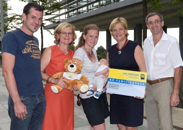 Im Bild von links nach rechts: Alexander Rauscher, Christine Keiblinger, Birgit Rauscher, Max Johannes Rauscher, Landesrätin Mag. Barbara Schwarz und Josef Keiblinger.