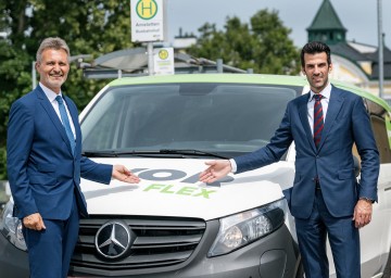 LH-Stv. Udo Landbauer (rechts) und VOR Geschäftsführer Wolfgang Schroll ziehen Bilanz zum VOR Flex Mostviertel West.