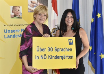 Stolz, dass in den NÖ Kindergärten über 30 Sprachen durch die interkulturellen Mitarbeiterinnen und Mitarbeiter unterstützt werden: Bildungs-Landesrätin Mag. Barbara Schwarz und die mobile interkulturelle Mitarbeiterin Meltem Erisöz-Richter. (v.l.n.r.)